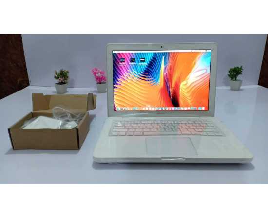 Apple MacBook A1342 (Late 2009), 4GB RAM 250GB HDD 13.3" Display (Used)